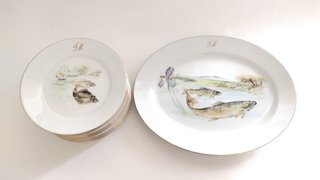 Vajilla de porcelana con peces y monograma