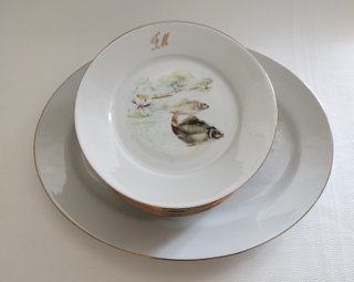 Vajilla de porcelana con peces y monograma