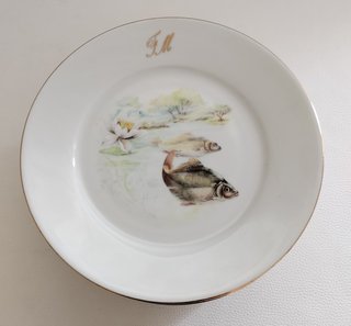 Vajilla de porcelana con peces y monograma