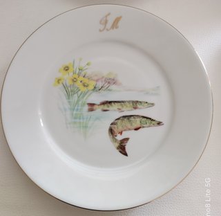 Vajilla de porcelana con peces y monograma