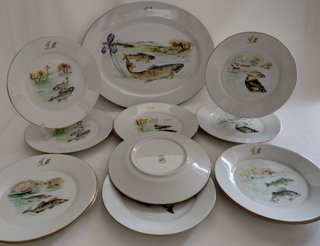Vajilla de porcelana con peces y monograma