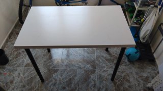 Mesa de escritorio blanca
