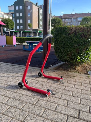 Caballete trasero moto rojo