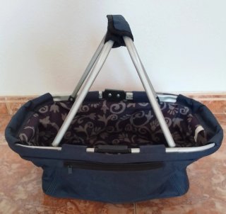 Nevera y cesta comida