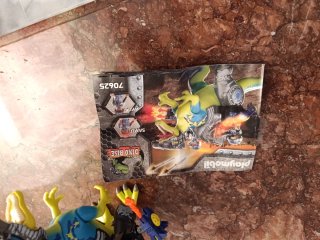 Playmobil dinosaurio con figuras