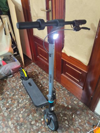 Patinete eléctrico gris y negro