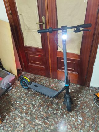 Patinete eléctrico gris y negro