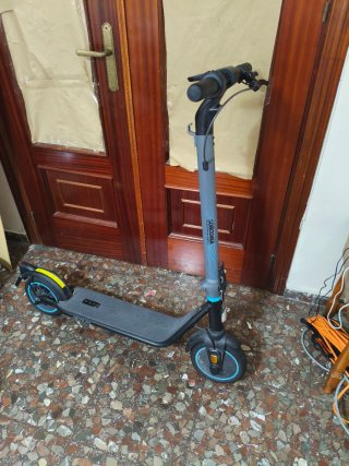 Patinete eléctrico gris y negro
