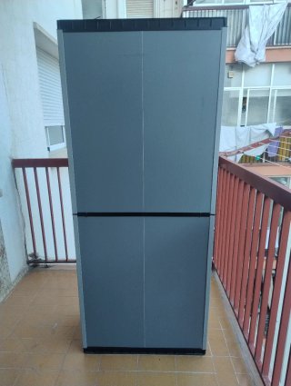 Armario exterior de plástico gris y negro