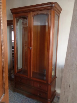 Salón completo: mesa, sillas y aparador
