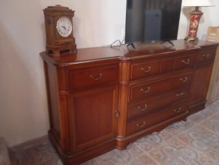 Salón completo: mesa, sillas y aparador