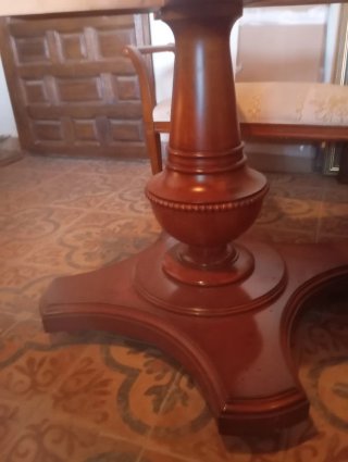 Salón completo: mesa, sillas y aparador