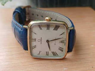 Omega Mecánico Dorado