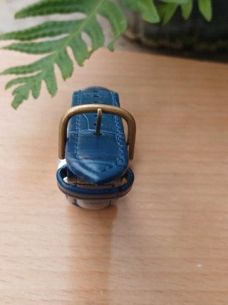 Omega Mecánico Dorado