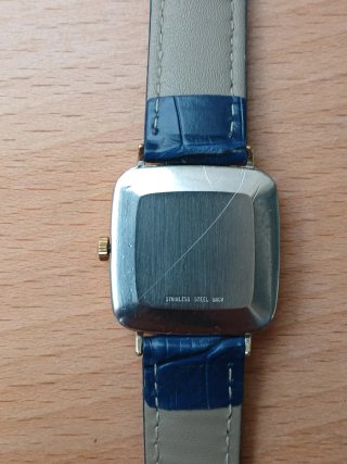 Omega Mecánico Dorado