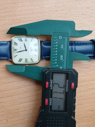 Omega Mecánico Dorado
