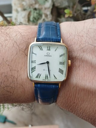 Omega Mecánico Dorado