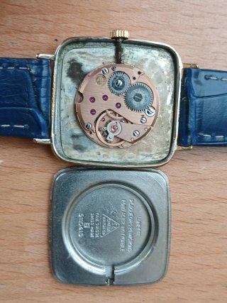 Omega Mecánico Dorado