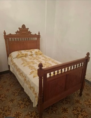 Cama antigua de madera tallada
