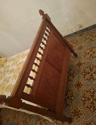 Cama antigua de madera tallada