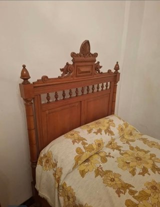 Cama antigua de madera tallada