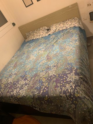 Cama Ikea con cabecero de madera