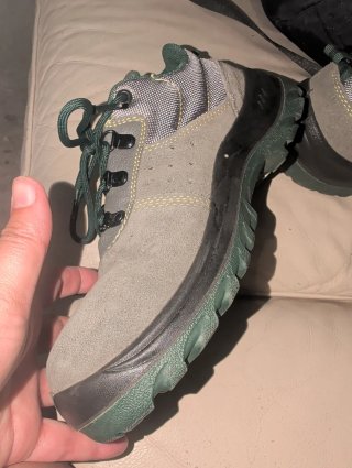 Zapatos de trabajo Be work. grises y verdes