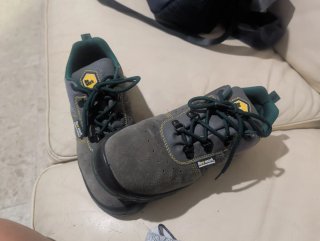 Zapatos de trabajo Be work. grises y verdes