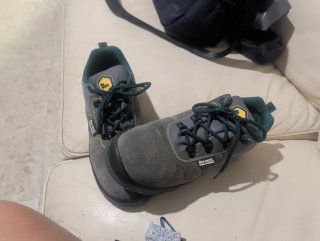 Zapatos de trabajo Be work. grises y verdes
