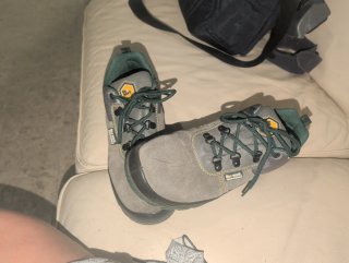 Zapatos de trabajo Be work. grises y verdes