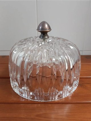 Quesera Cristal Tallado con Base Metálica