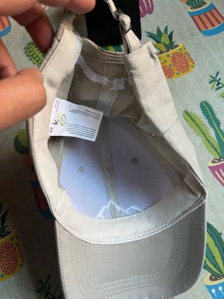 Gorra beige con bordado de montaña