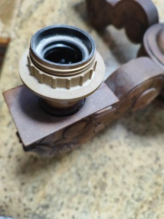Lámpara de madera antigua tallada