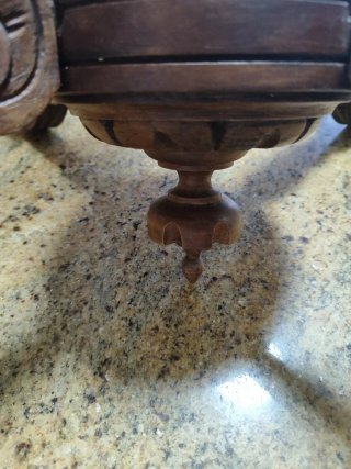 Lámpara de madera antigua tallada