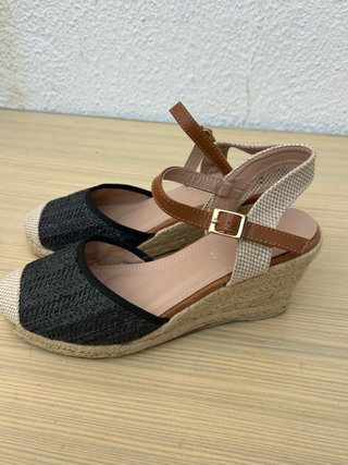 Sandalias esparto cuña negras y beige Talla 40
