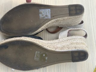 Sandalias esparto cuña negras y beige Talla 40