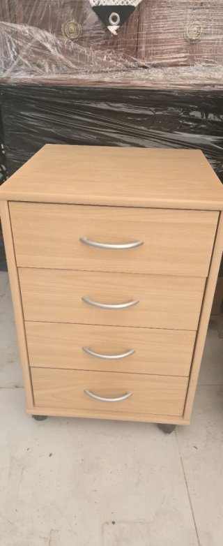 Cajonera de madera con ruedas