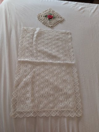 Camino de mesa y decoración floral