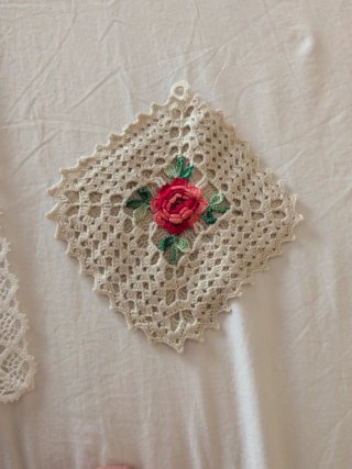 Camino de mesa y decoración floral