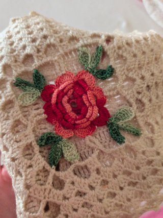 Camino de mesa y decoración floral