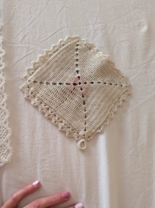 Camino de mesa y decoración floral