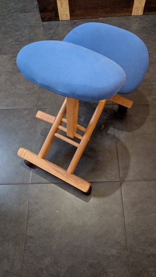 Banqueta ergonómica azul y madera