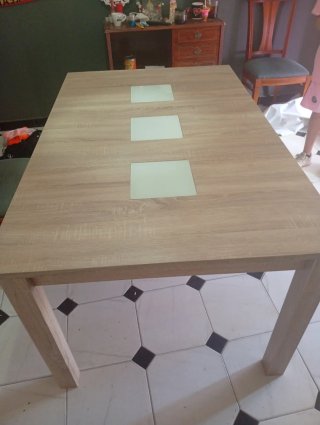 Mesa de comedor de madera y cristal