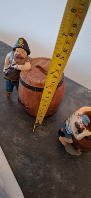 Figuras de Piratas con Barriles