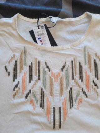 Camiseta blanca con bordado corazón