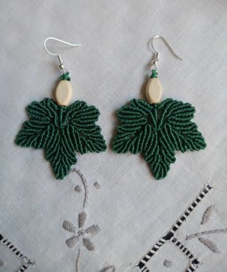 Pendientes Macramé Hoja Verde. Cuenta de madera