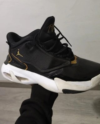 Zapatillas Nike Air Jordan Negras y Doradas