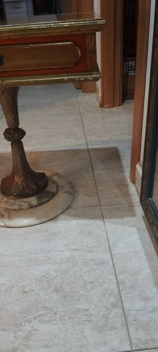 Mesa auxiliar pie de mármol y madera
