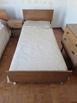 Dormitorio: 2 camas, mesilla y cómoda