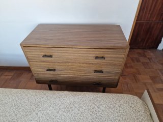 Dormitorio: 2 camas, mesilla y cómoda